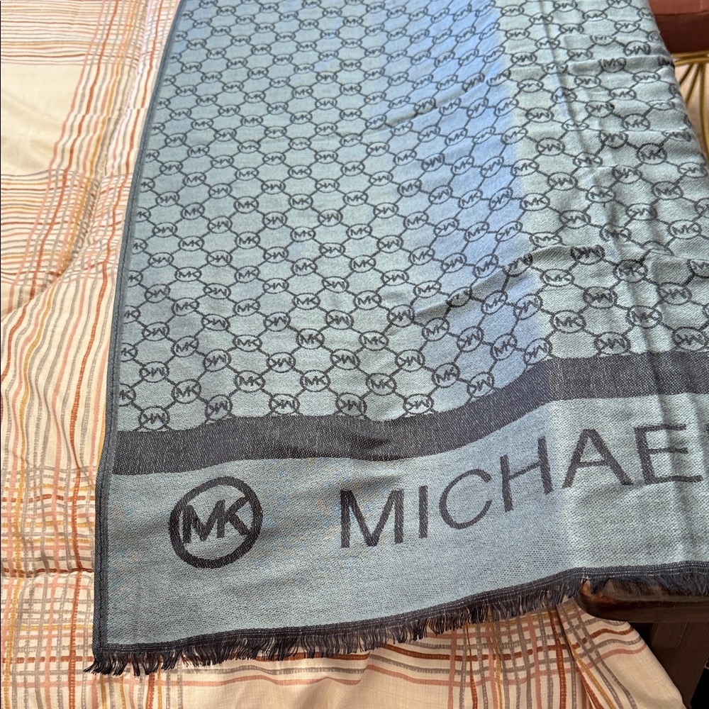 Elegant brand new  double faces Michael Kors Scarf in grey and Black